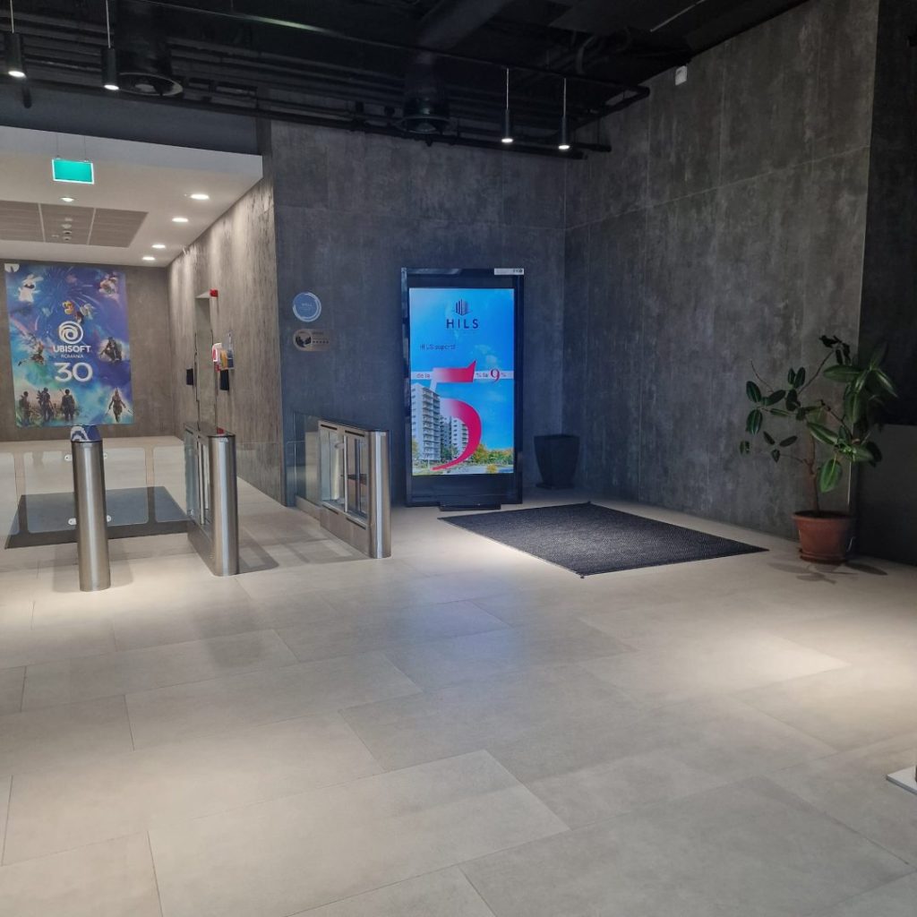 Reteaua-Digitala-Indoor-DOOH-J8-UBISOFT-CLADIRE-STANGA-LOBBY-3